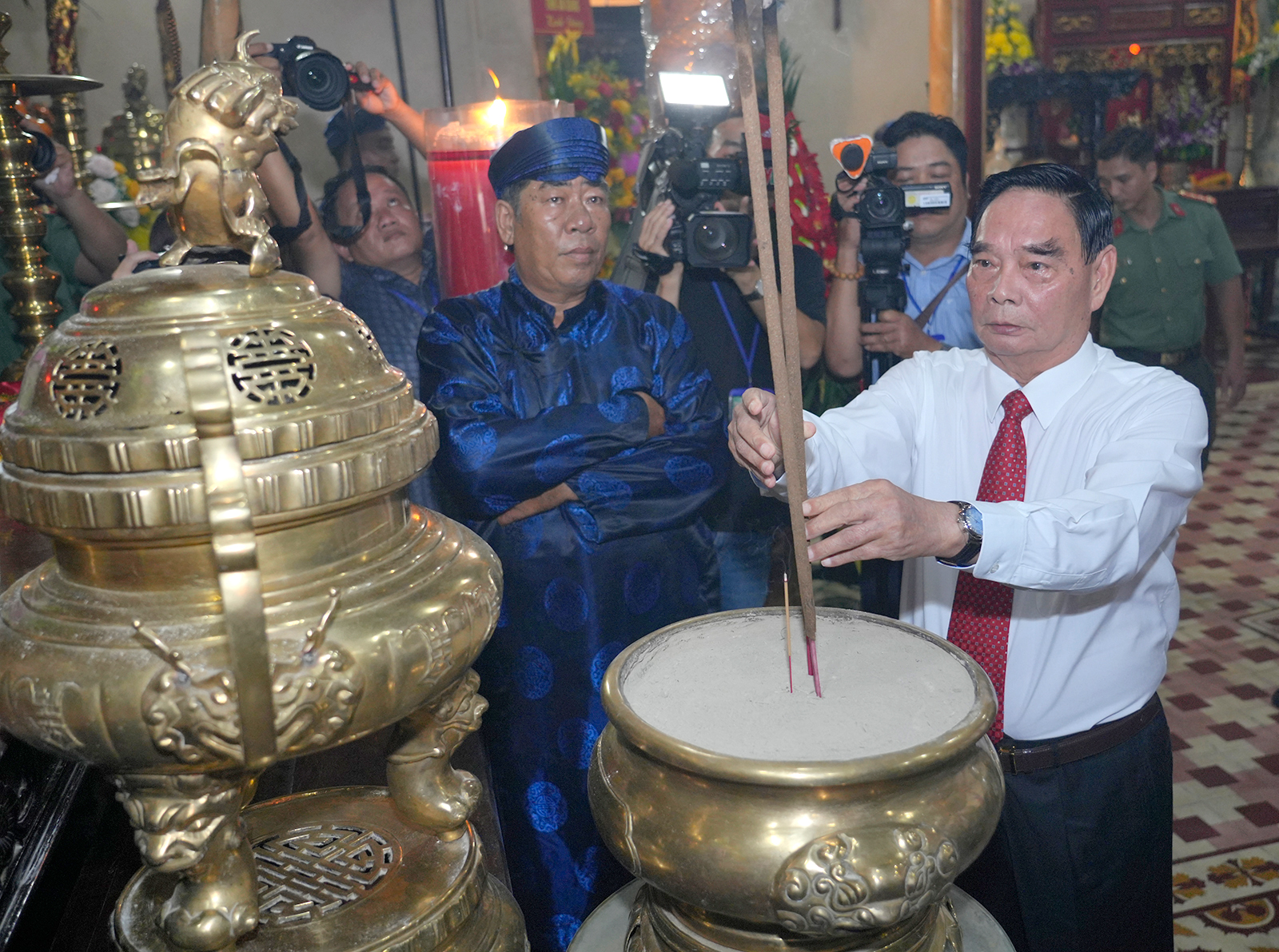Nguyên Thủ tướng Chính phủ Nguyễn Tấn Dũng dâng hương Anh hùng dân tộc Nguyễn Trung Trực