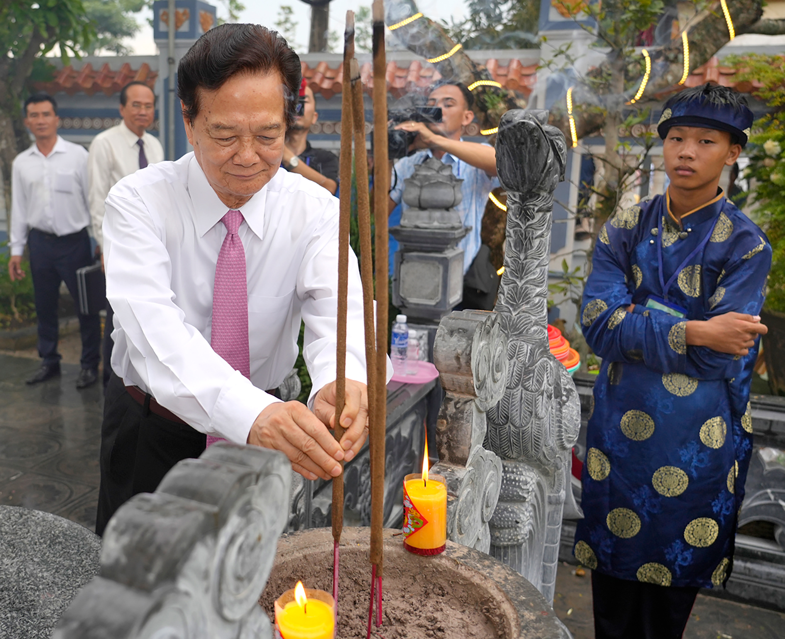 Nguyên Thủ tướng Chính phủ Nguyễn Tấn Dũng dâng hương Anh hùng dân tộc Nguyễn Trung Trực