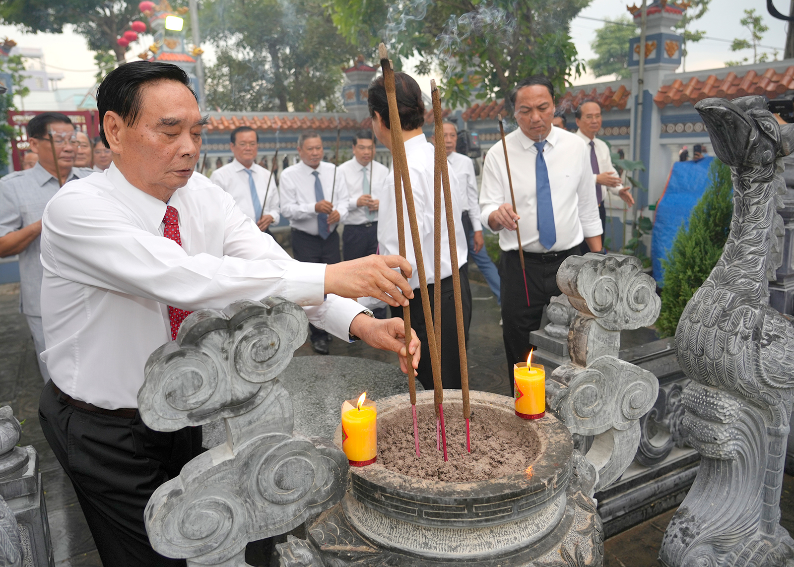 Nguyên Thủ tướng Chính phủ Nguyễn Tấn Dũng dâng hương Anh hùng dân tộc Nguyễn Trung Trực