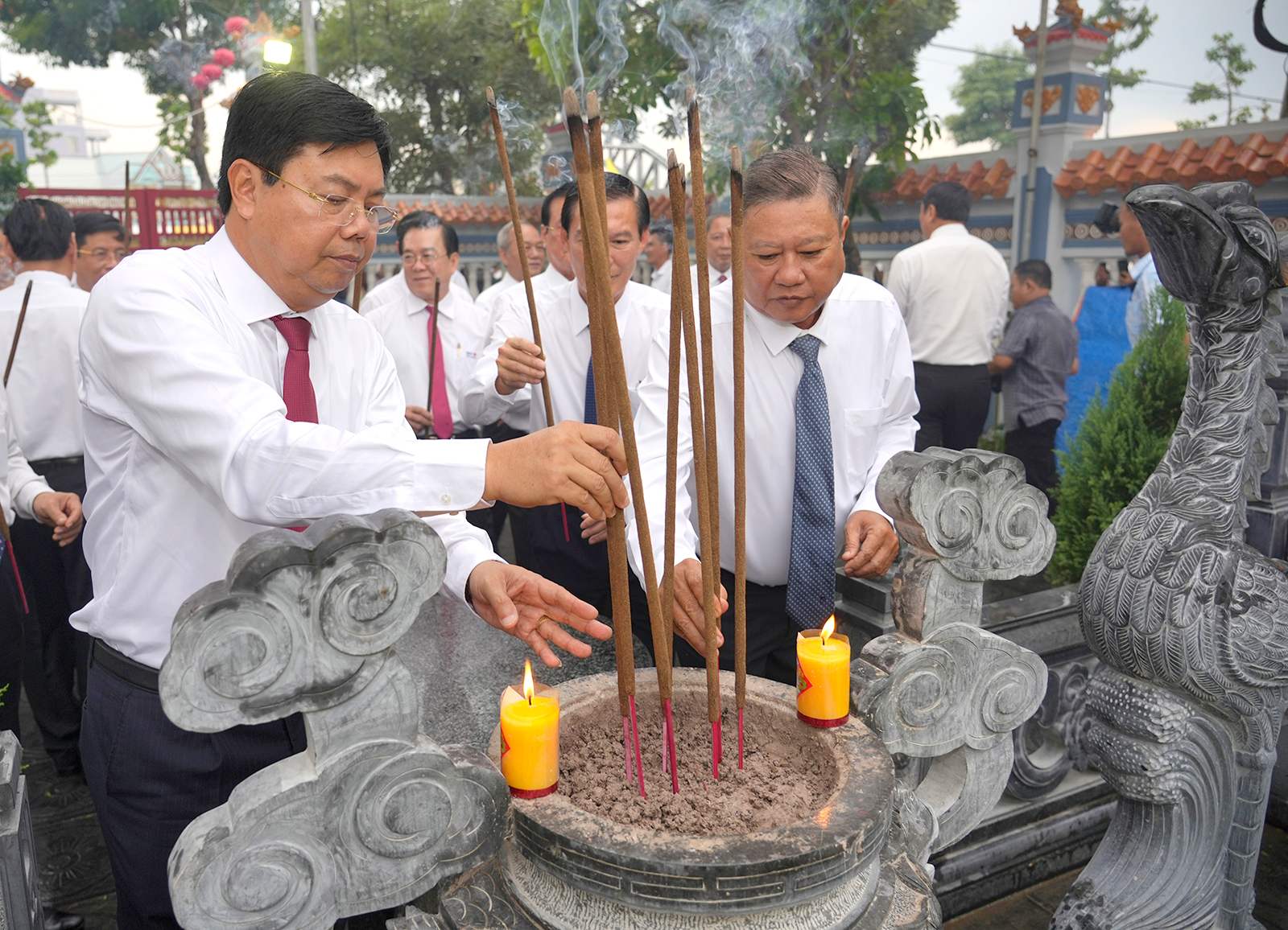 Nguyên Thủ tướng Chính phủ Nguyễn Tấn Dũng dâng hương Anh hùng dân tộc Nguyễn Trung Trực
