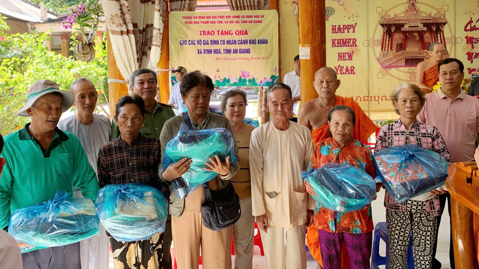 Tặng 100 suất quà cho người dân xã Định Hòa