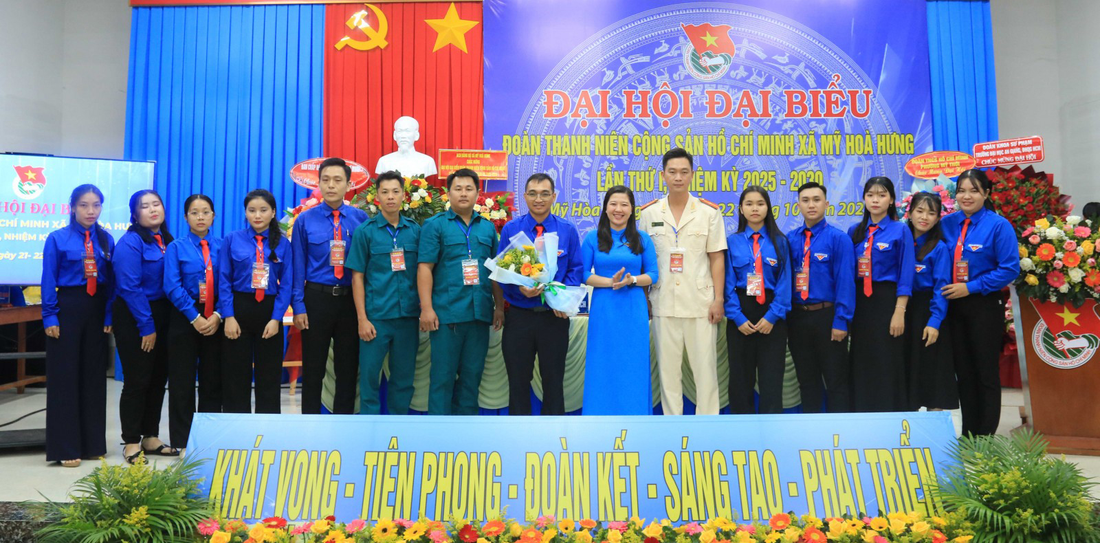 Phó Bí thư Tỉnh đoàn Hồ Thị Hồng Phướng tặng hoa chúc mừng Ban Chấp hành Đoàn Thanh niên cộng sản Hồ Chí Minh xã Mỹ Hòa Hưng ra mắt