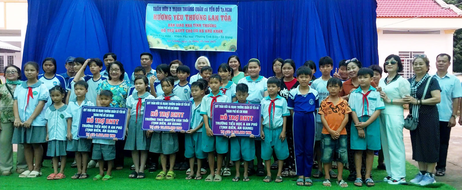 Bàn giao nhà Tình thương và tặng thẻ bảo hiểm y tế tại phường Tịnh Biên