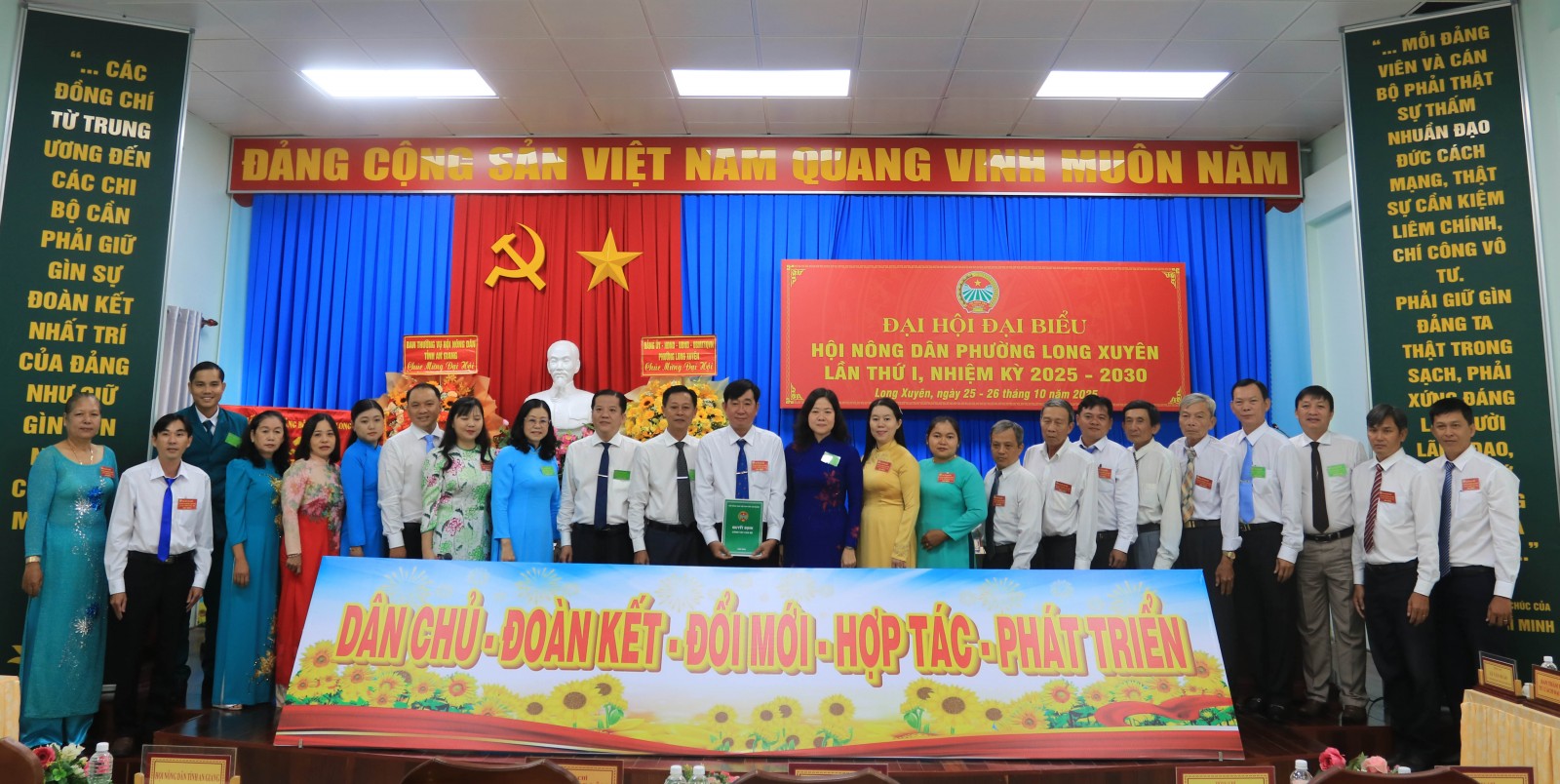 Đại hội Hội Nông dân các địa phương nhiệm kỳ 2025 - 2030 Lãnh đạo tỉnh, phường chúc mừng Ban Chấp hành Hội Nông dân phường Long Xuyên khóa I, nhiệm kỳ 2025 – 2030 ra mắt