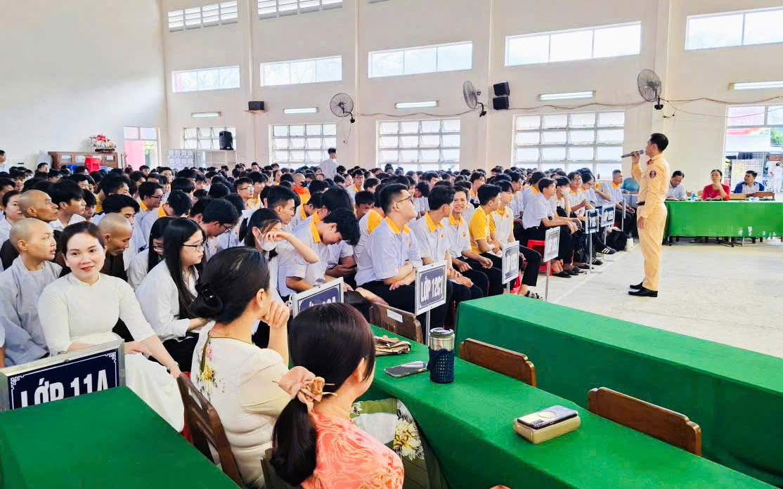Tuyên truyền pháp luật và trang bị kỹ năng lái xe an toàn cho gần 600 học sinh