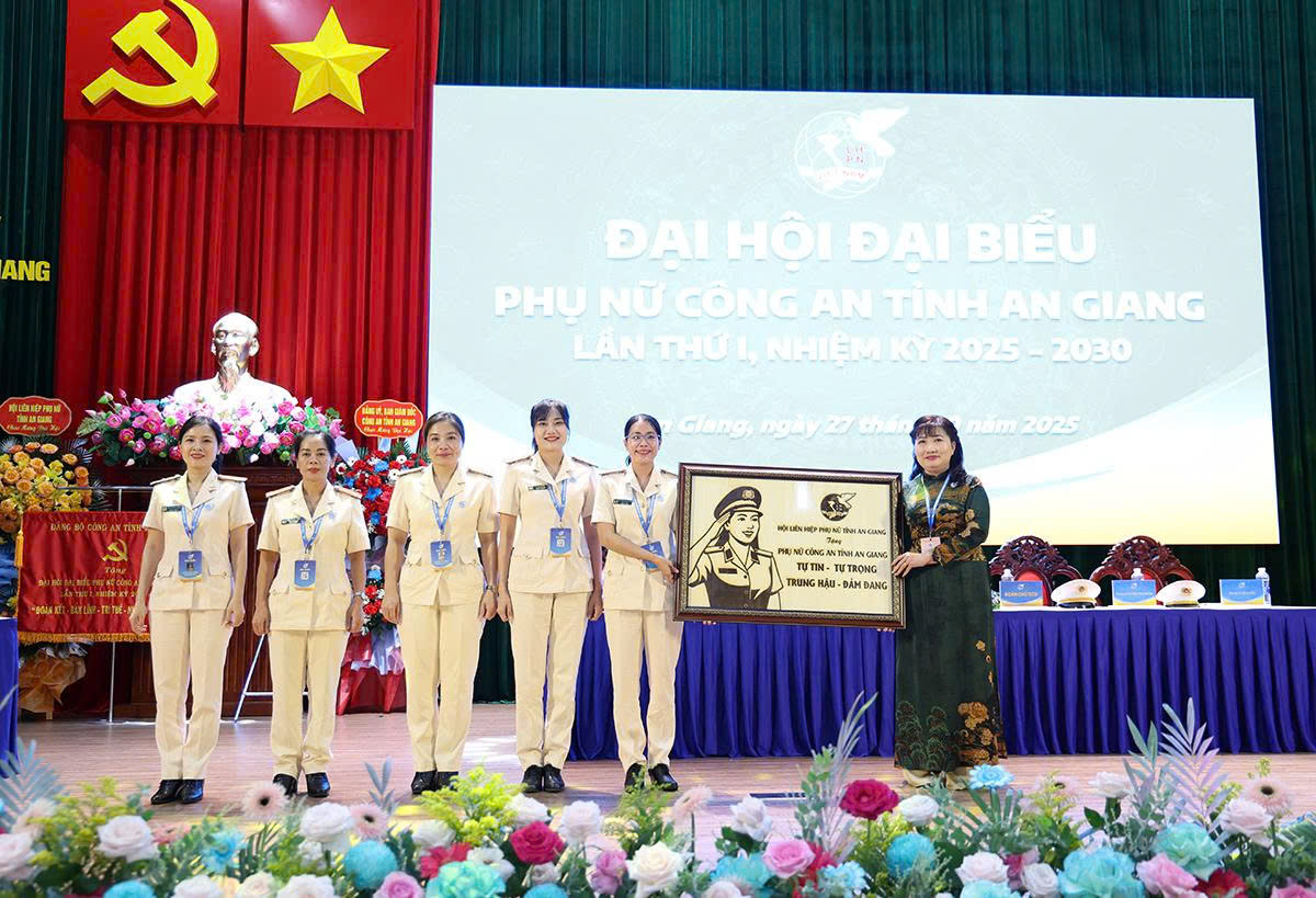 Đại hội đại biểu Phụ nữ Công an tỉnh An Giang lần thứ I Phó Chủ tịch Hội Liên hiệp phụ nữ tỉnh An Giang, Thái Thị Duy Ngân tặng quà chúc mừng đại hội