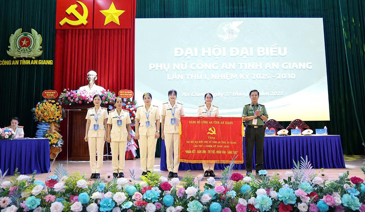 Đại hội đại biểu Phụ nữ Công an tỉnh An Giang lần thứ I Đại tà Lê Phú Thạnh Phó Giàm đốc Công an tỉnh tặng bức trướng chúc mừng đại hội