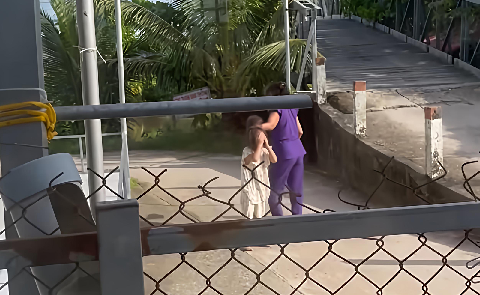 Làm việc với người phụ nữ bị tố bạo hành trẻ em lan truyền trên mạng xã hội