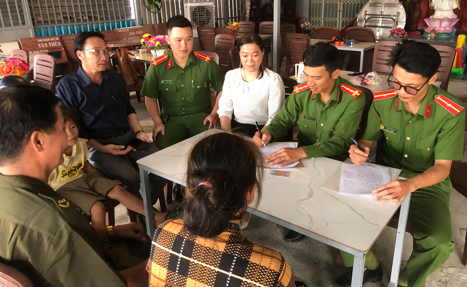Làm việc với người phụ nữ bị tố bạo hành trẻ em lan truyền trên mạng xã hội