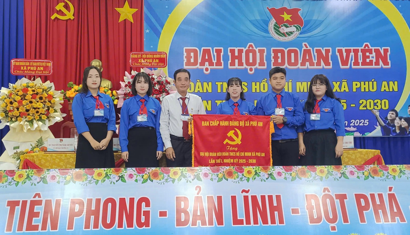 Thanh niên Phú An xây dựng nông thôn mới gắn với giữ gìn bản sắc văn hóa
