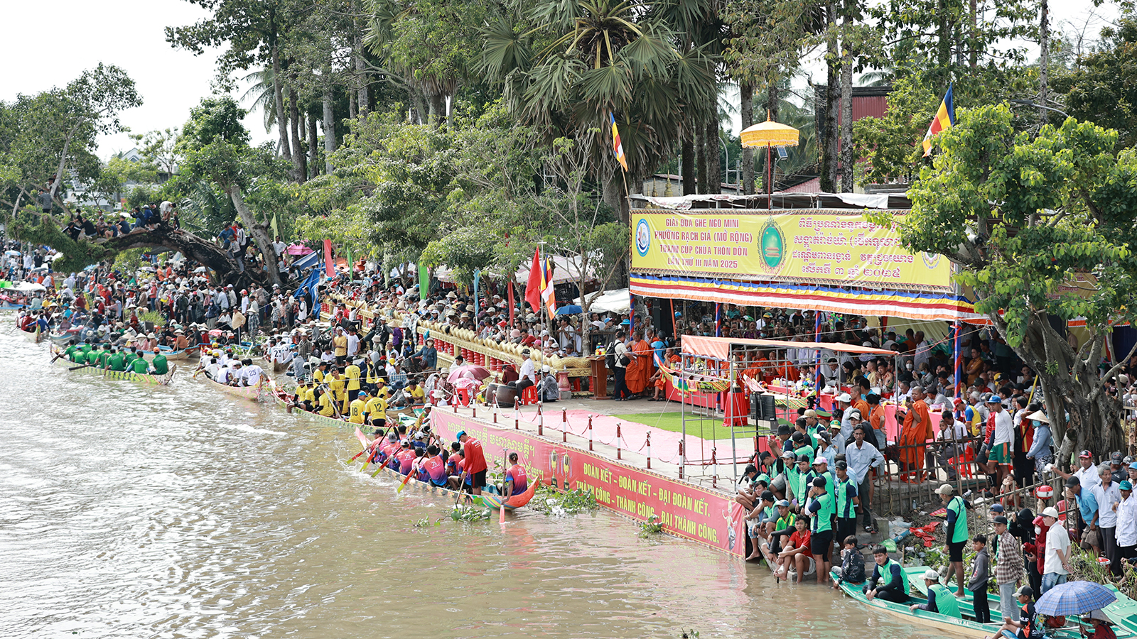 Bức tranh lễ hội đầy màu sắc
