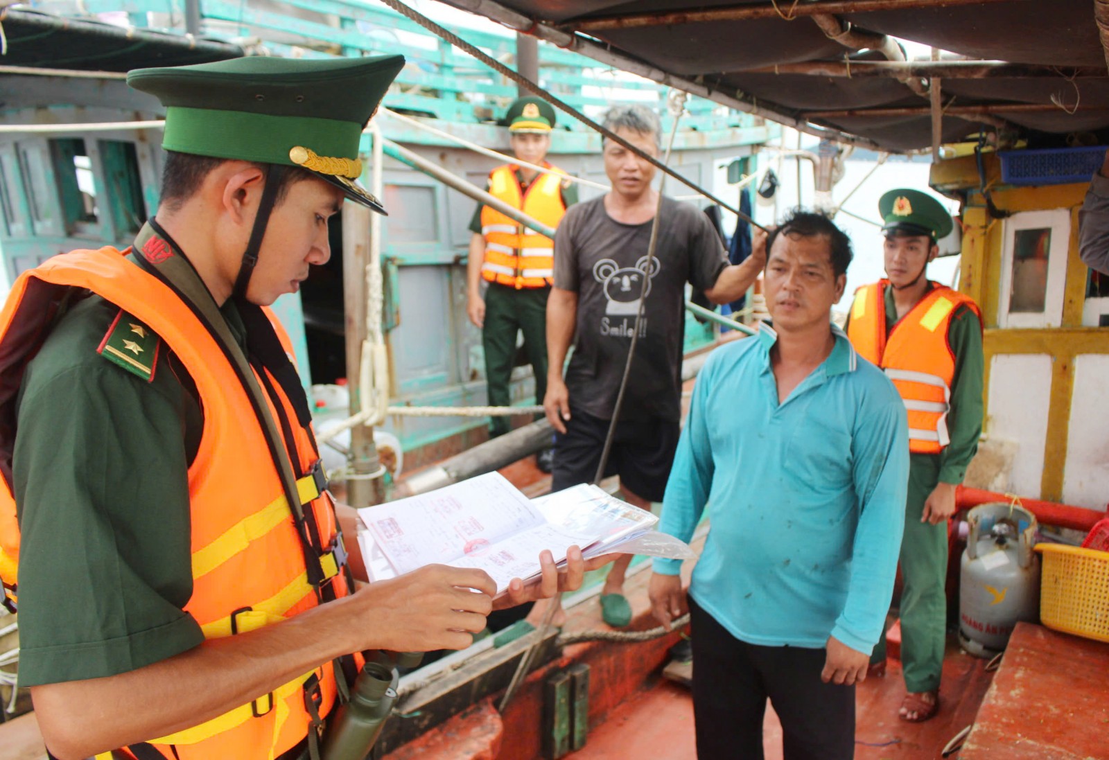 Kiểm tra 62 tàu cá, tuyên truyền gần 100 lượt thuyền viên về chống khai thác IUU