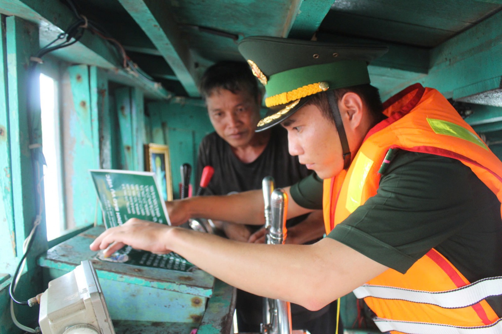 Kiểm tra 62 tàu cá, tuyên truyền gần 100 lượt thuyền viên về chống khai thác IUU