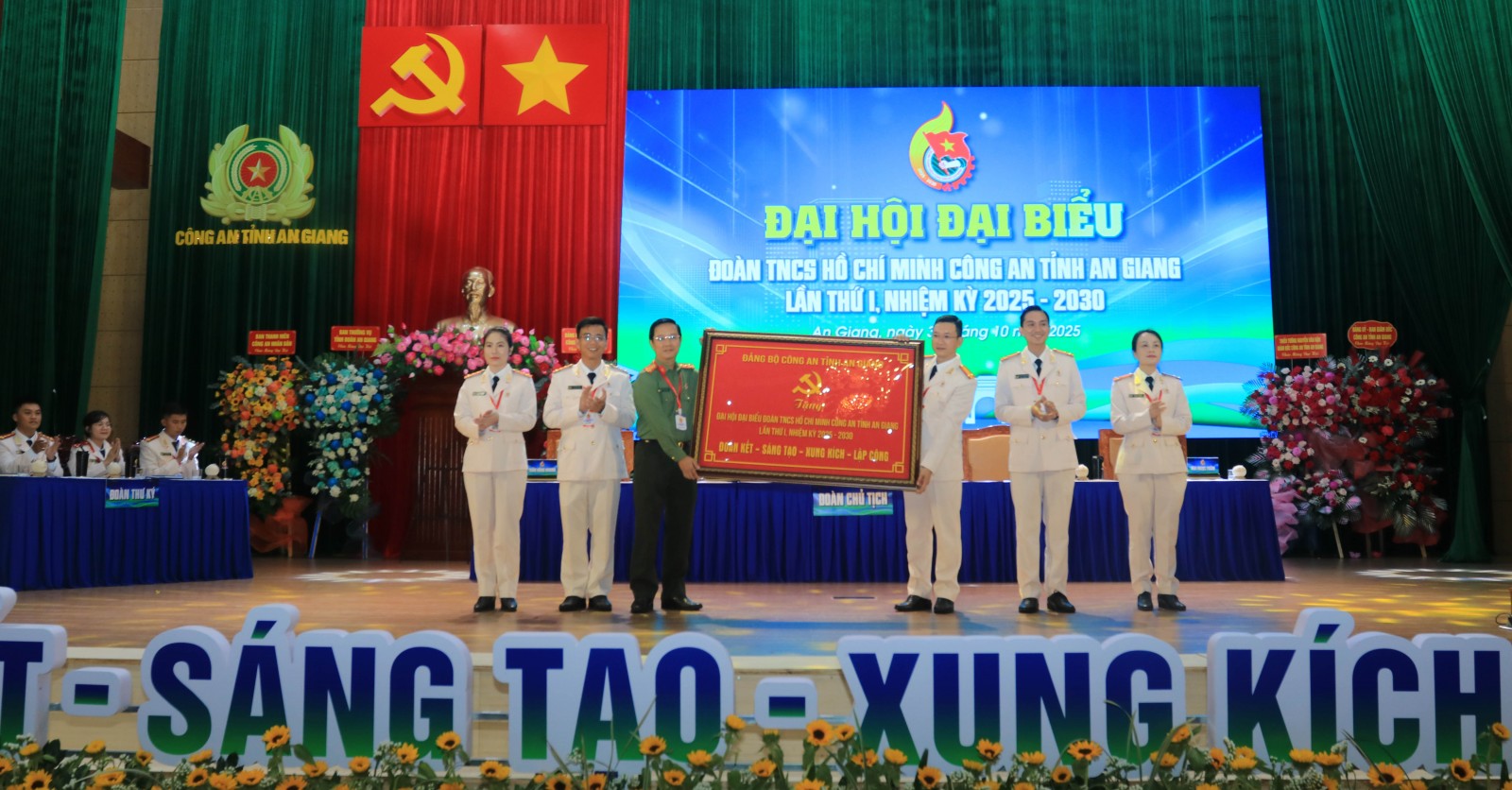 Đại tá Lê Phú Thạnh Phó Bí thư Đảng ủy, Phó Giám đốc Công an tỉnh tặng hoa và bức trướng chúc mừng đại hội