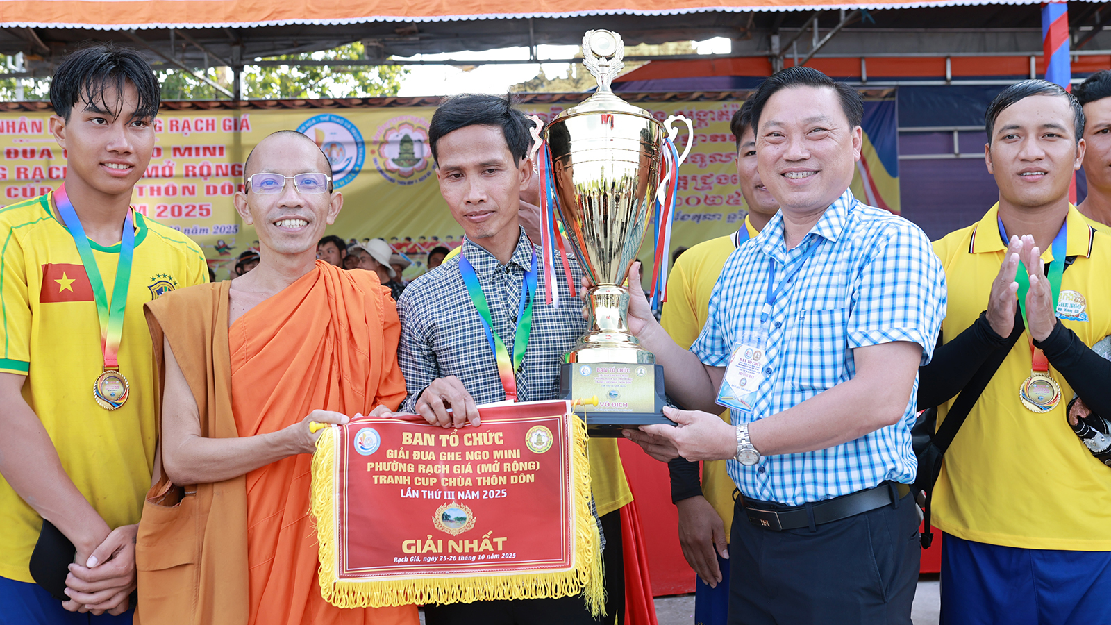 Bức tranh lễ hội đầy màu sắc