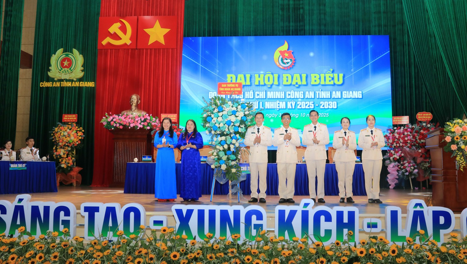 Đồng chí Thị Phương Hồng Phó Bí thư Thường trực Tỉnh đoàn và đồng chí Hồ Thị Hồng Phướng Phó Bí thư Tỉnh đoàn tặng hoa chúc mừng đại hội