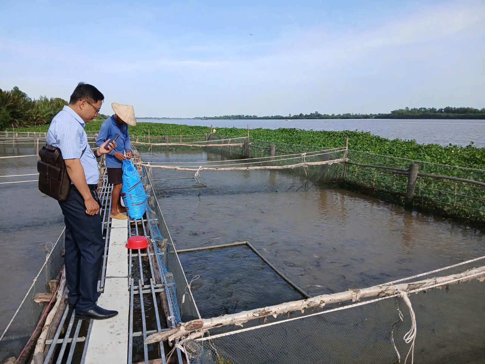 Nuôi thủy sản ven sông Cái Lớn