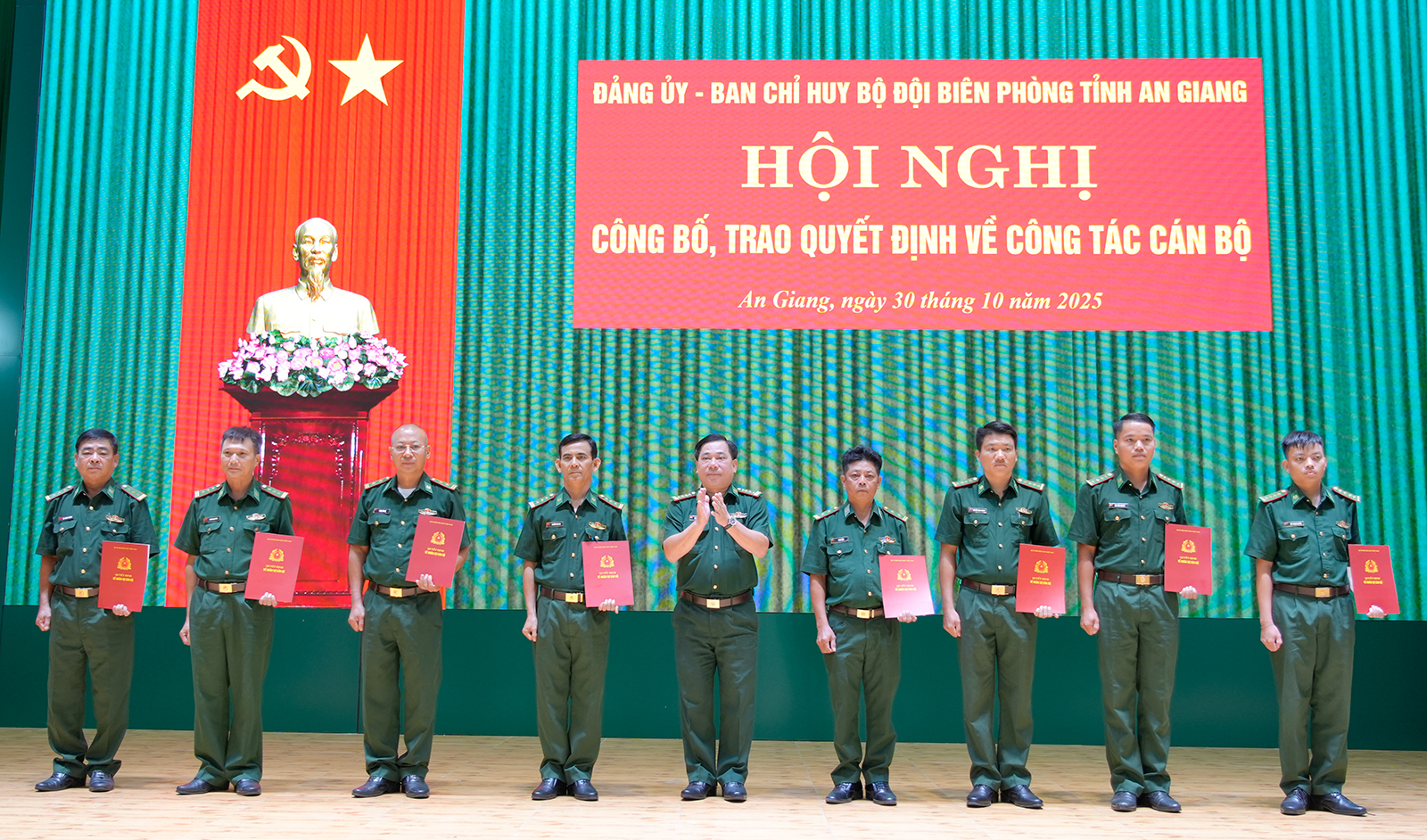 Bộ đội Biên phòng tỉnh trao quyết định công tác cán bộ