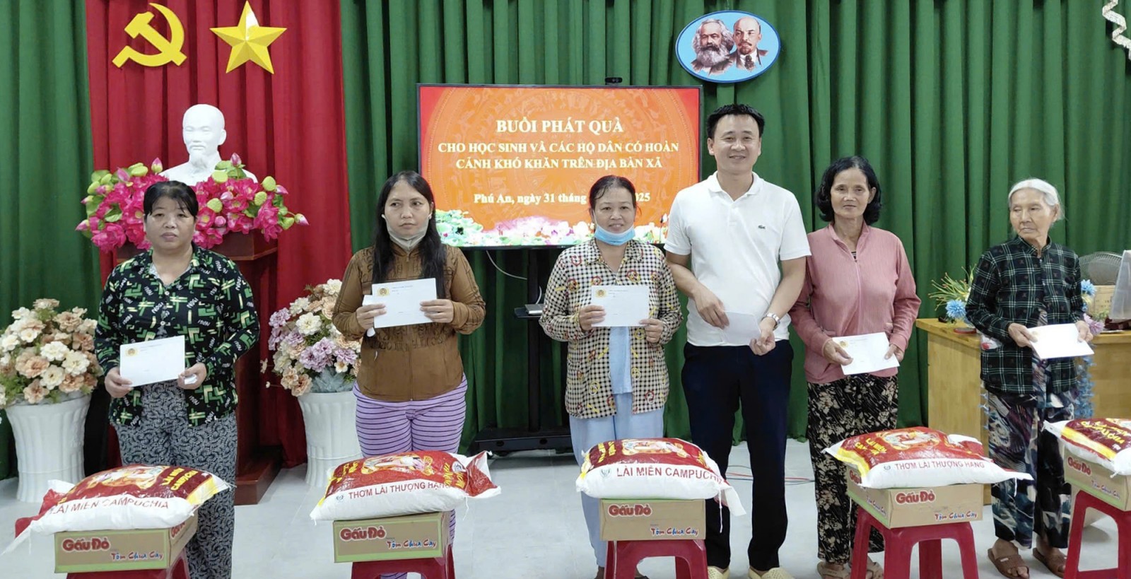 Tặng quà cho học sinh và hộ nghèo trên địa bàn xã Phú An