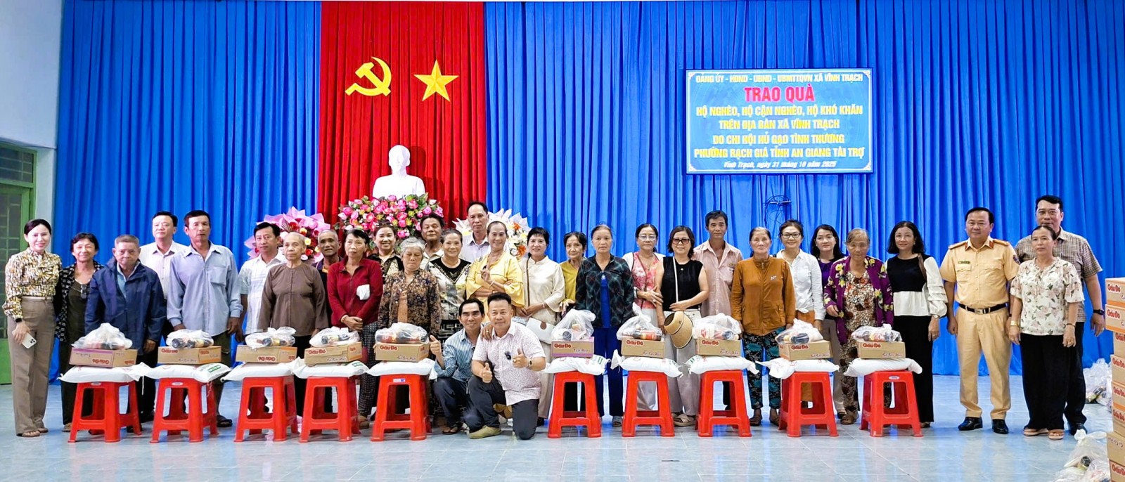 Tuyên truyền pháp luật và tặng quà cho người dân xã Vĩnh Trạch