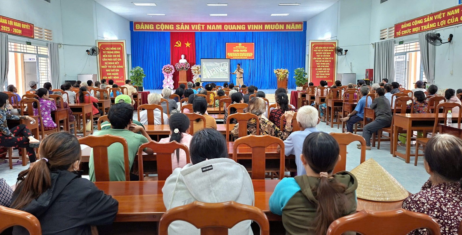 Tuyên truyền pháp luật và tặng quà cho người dân xã Vĩnh Trạch