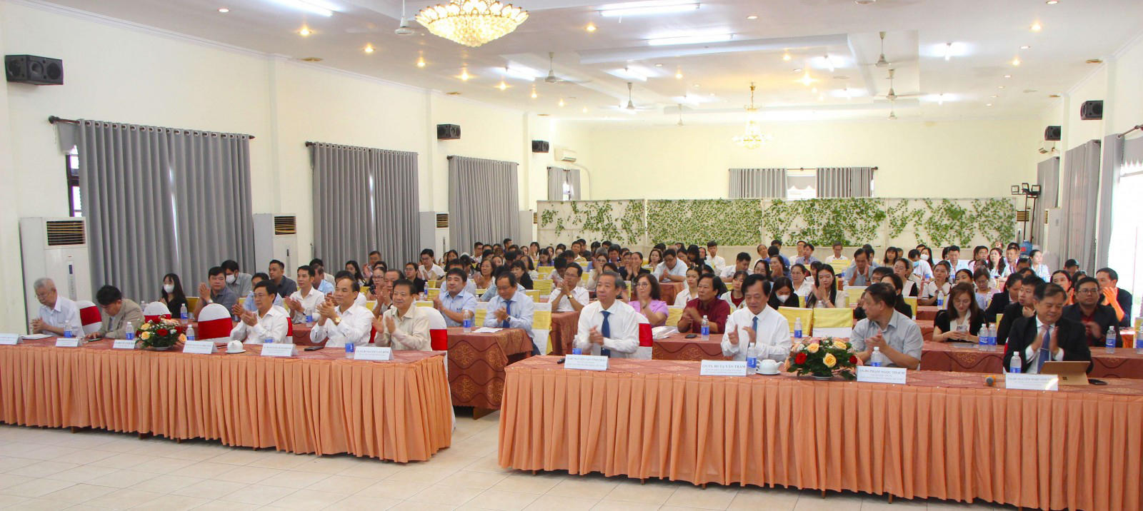 Hơn 200 chuyên gia, bác sĩ dự hội thảo khoa học về điều trị sốt xuất huyết