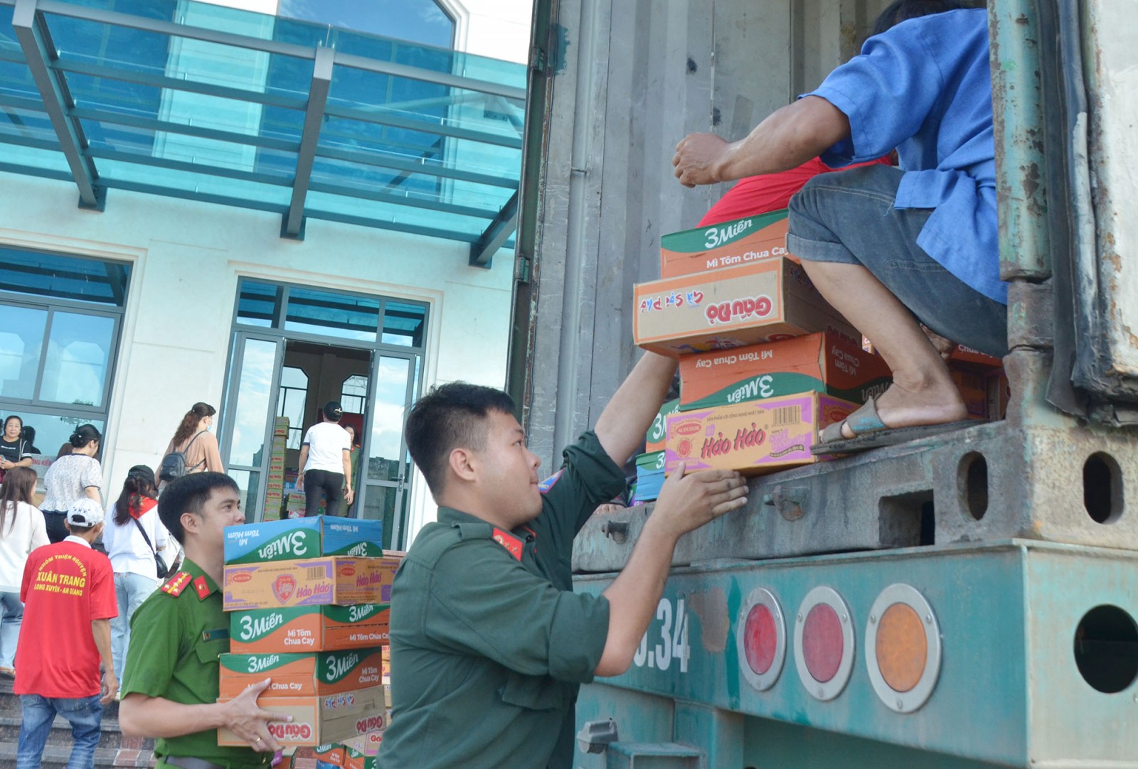 Khoảng 1 tỷ đồng hỗ trợ đồng bào các tỉnh miền Bắc, Trung bị thiệt hại nặng do thiên tai