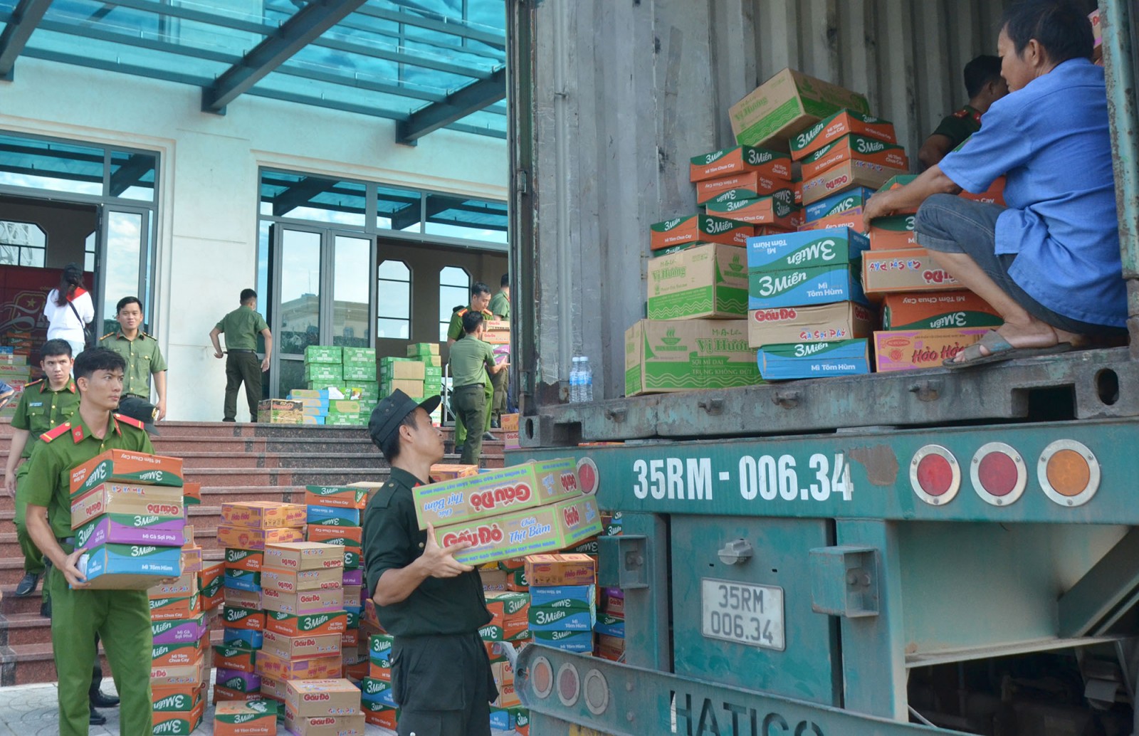 Khoảng 1 tỷ đồng hỗ trợ đồng bào các tỉnh miền Bắc, Trung bị thiệt hại nặng do thiên tai