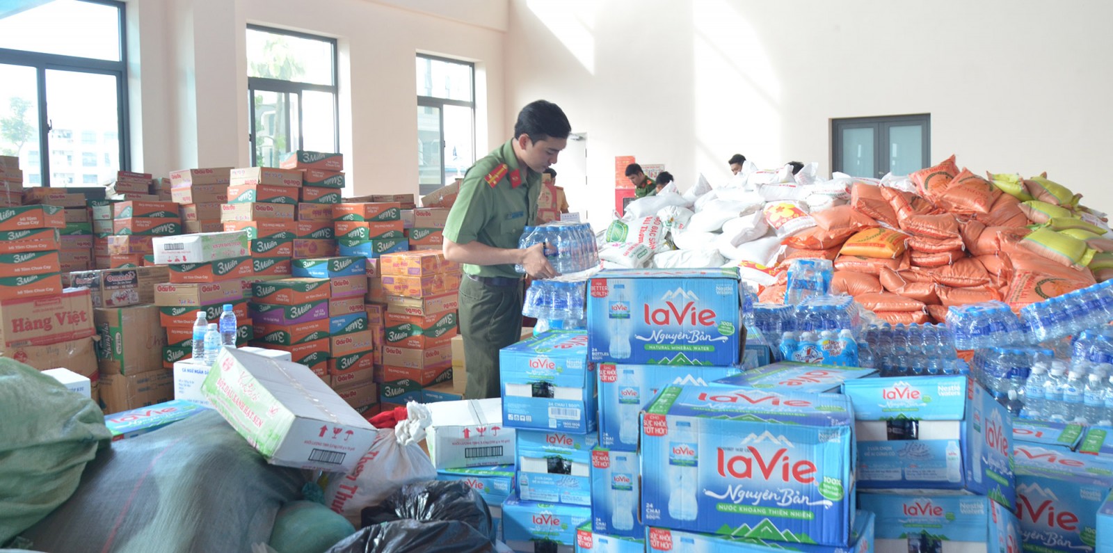 Khoảng 1 tỷ đồng hỗ trợ đồng bào các tỉnh miền Bắc, Trung bị thiệt hại nặng do thiên tai