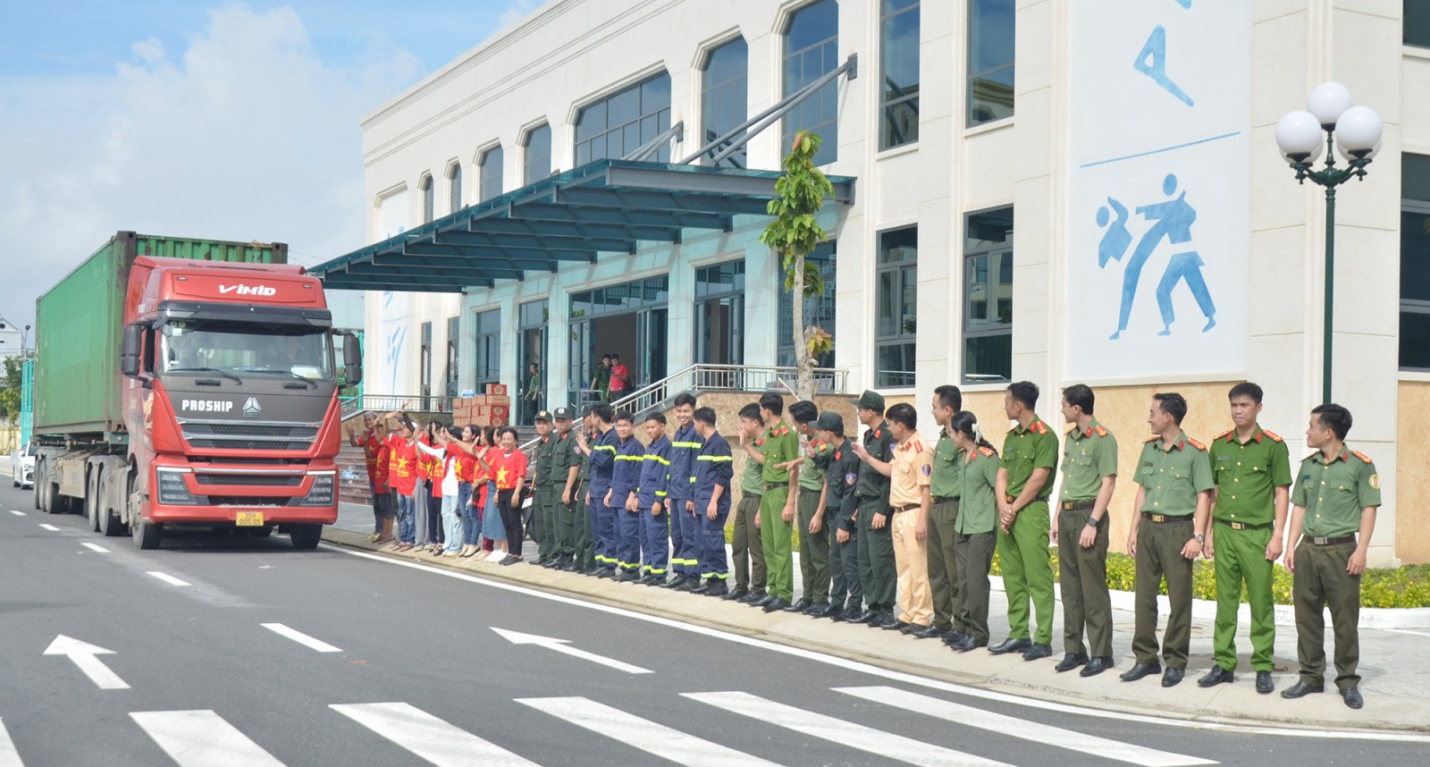 Khoảng 1 tỷ đồng hỗ trợ đồng bào các tỉnh miền Bắc, Trung bị thiệt hại nặng do thiên tai