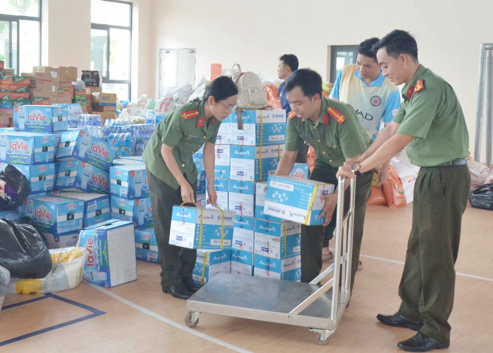 Khoảng 1 tỷ đồng hỗ trợ đồng bào các tỉnh miền Bắc, Trung bị thiệt hại nặng do thiên tai