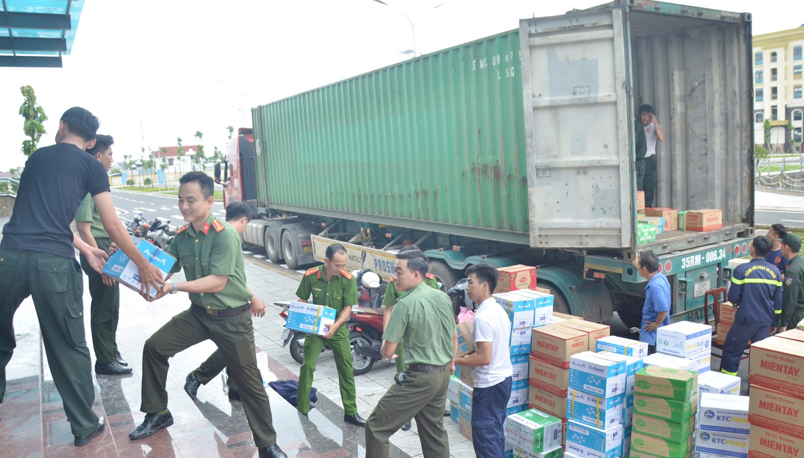 Khoảng 1 tỷ đồng hỗ trợ đồng bào các tỉnh miền Bắc, Trung bị thiệt hại nặng do thiên tai