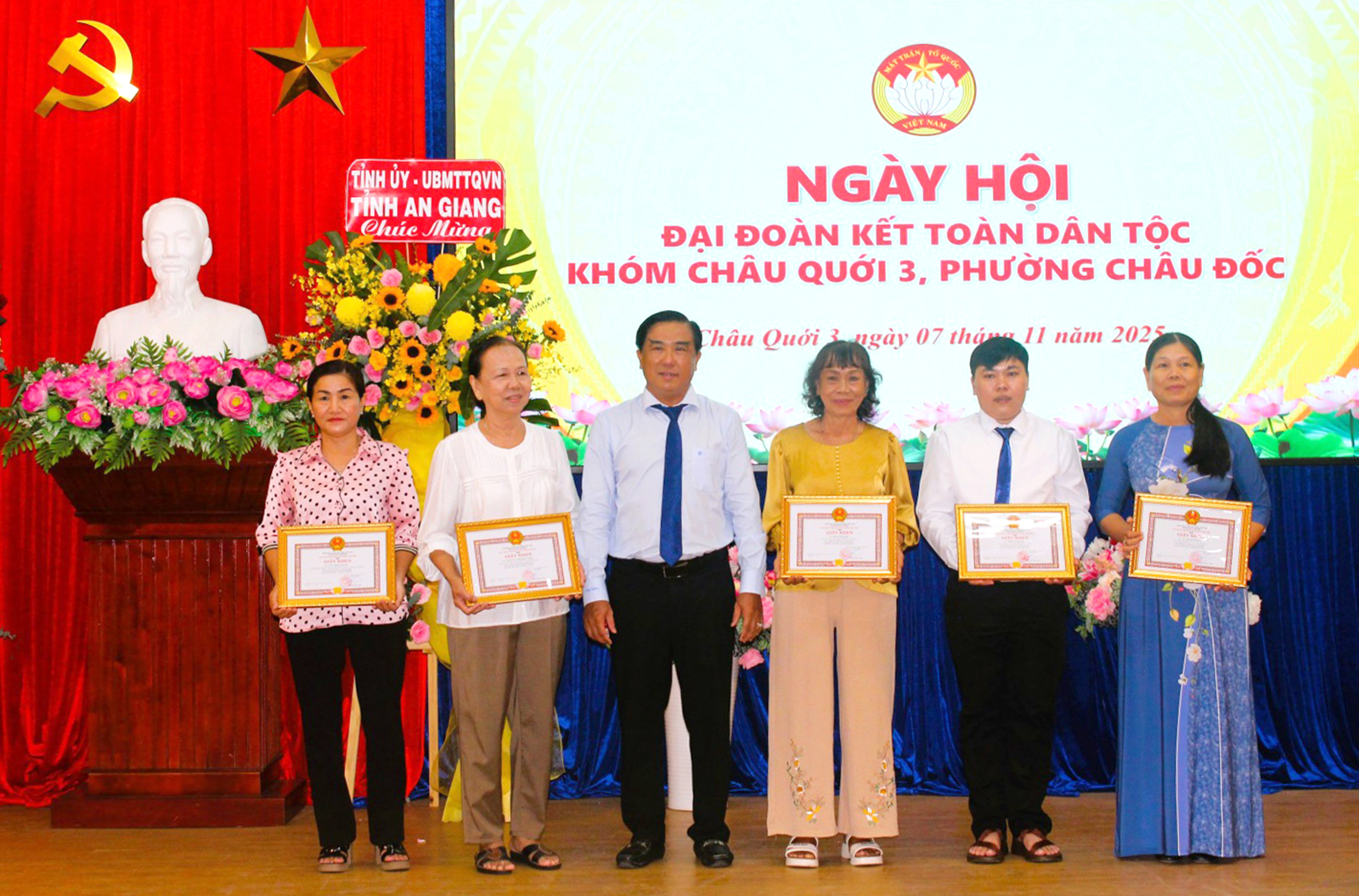 Phó Bí thư Thường trực Tỉnh ủy Nguyễn Thanh Nhàn dự Ngày hội đại đoàn kết toàn dân tộc khóm Châu Quới 3