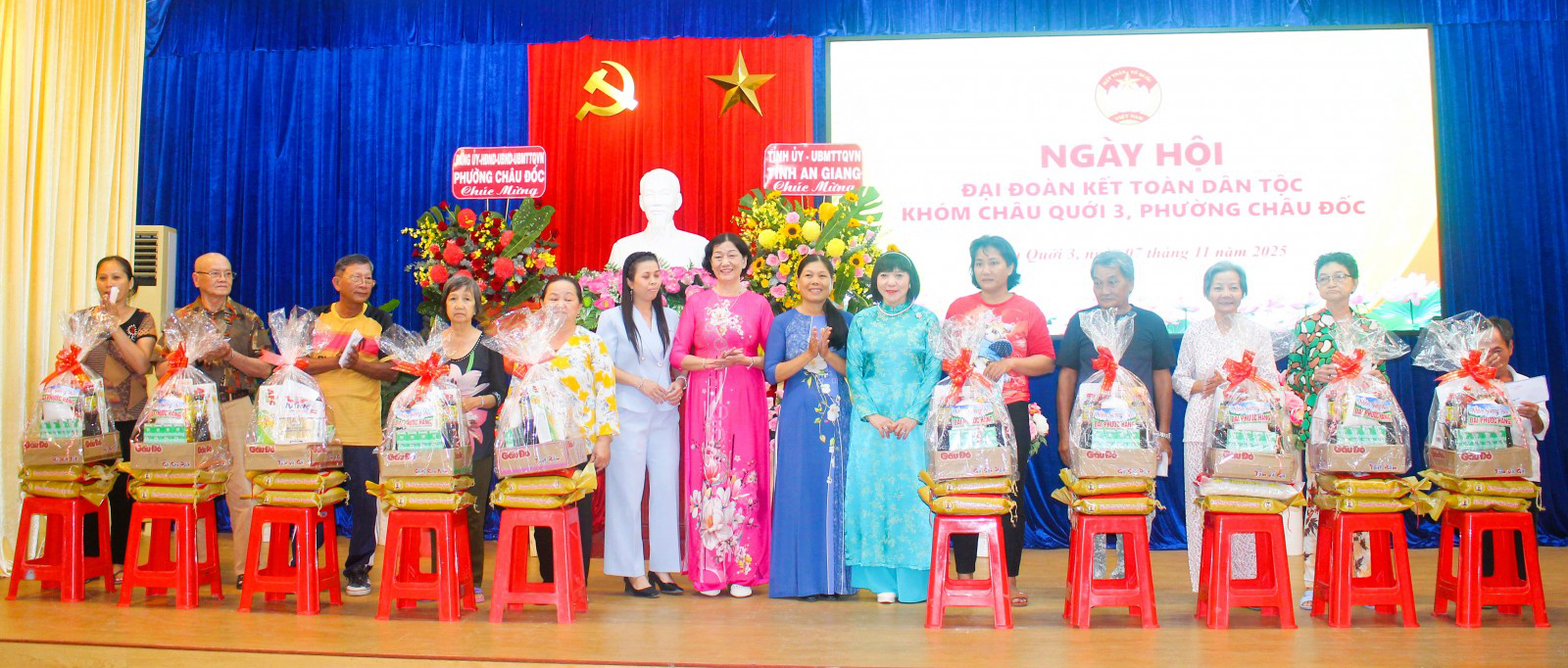 Phó Bí thư Thường trực Tỉnh ủy Nguyễn Thanh Nhàn dự Ngày hội đại đoàn kết toàn dân tộc khóm Châu Quới 3