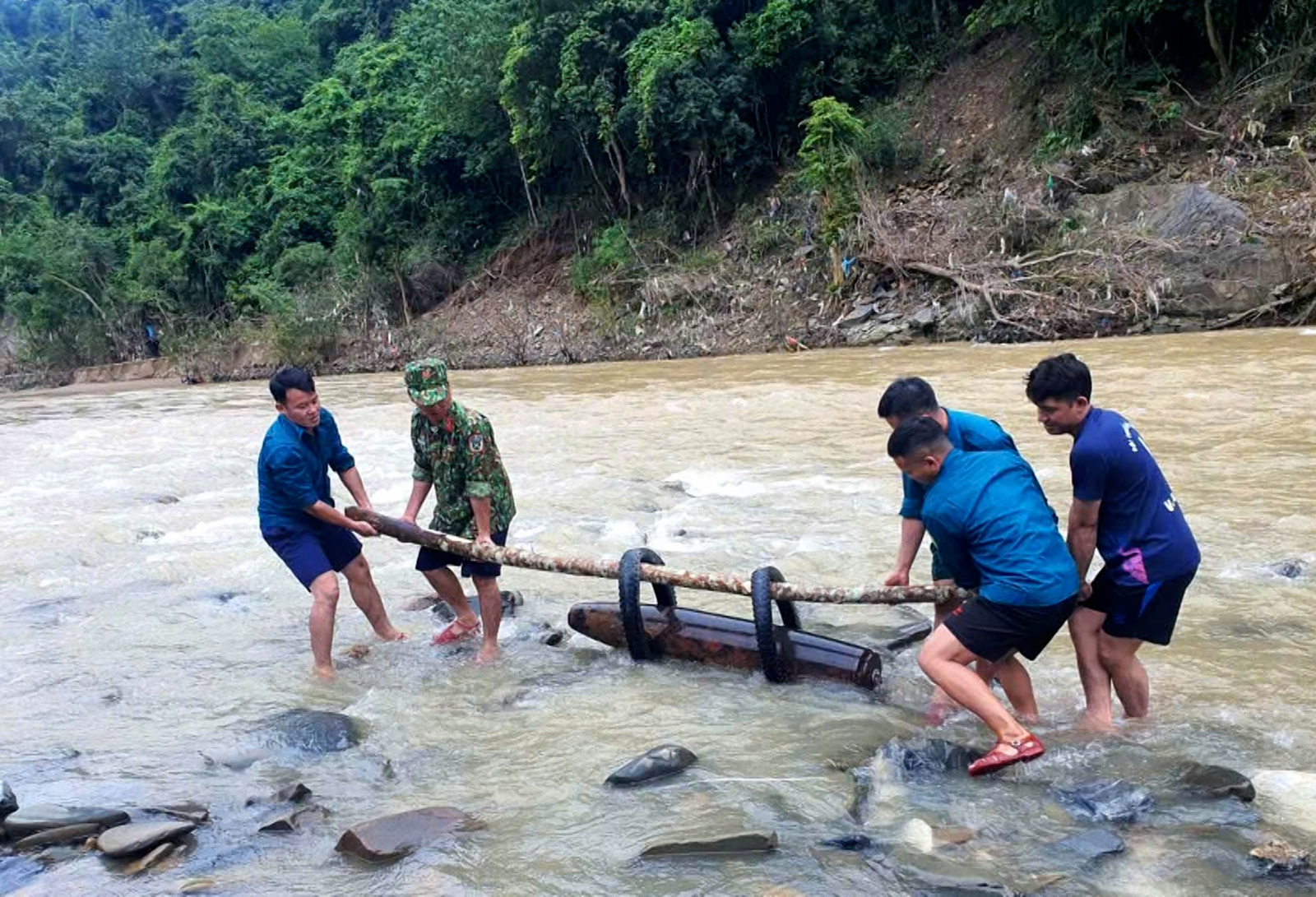 Hủy nổ an toàn quả bom 250kg