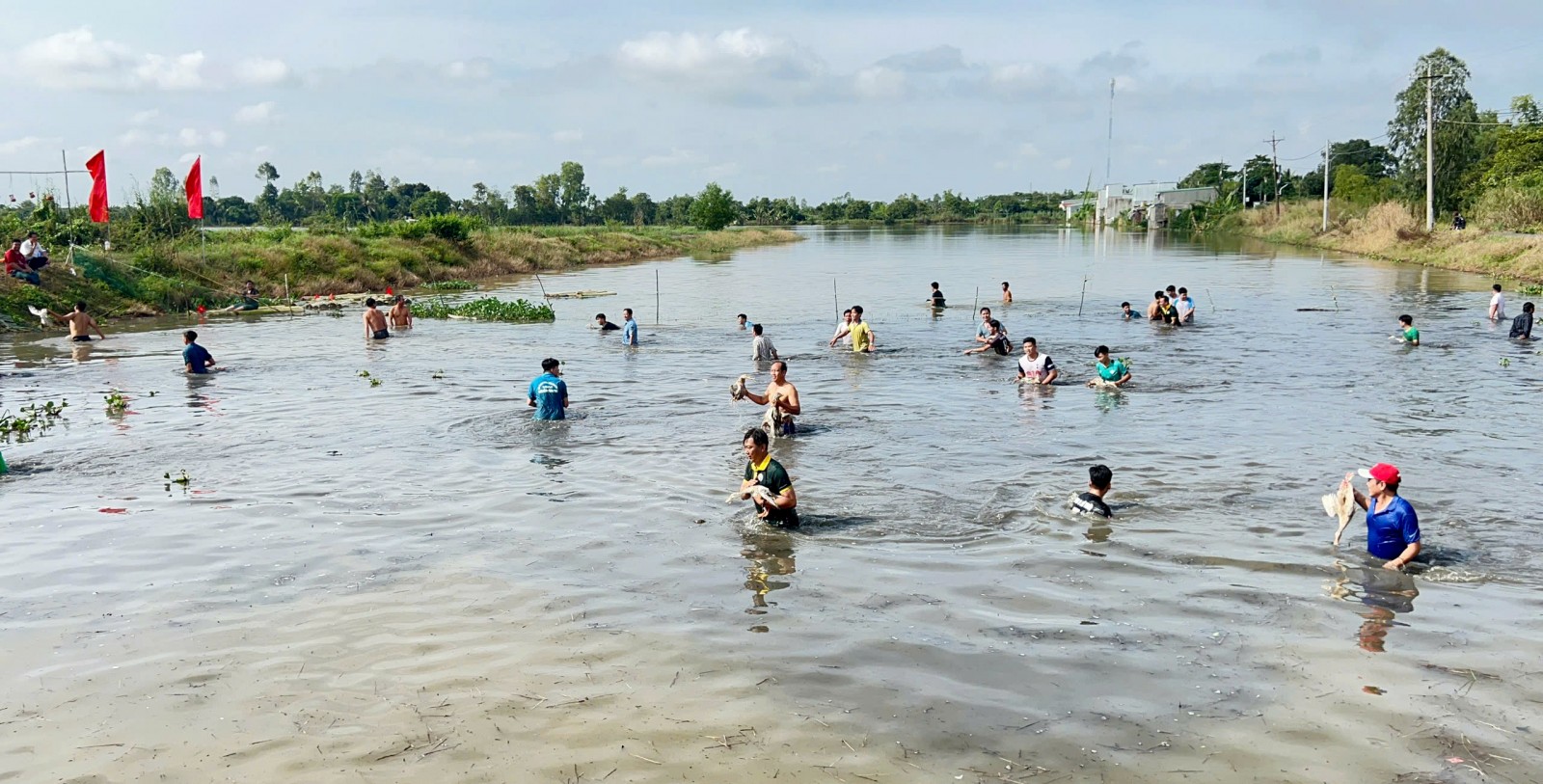 Sôi nổi môn bắt vịt trên đồng có thưởng