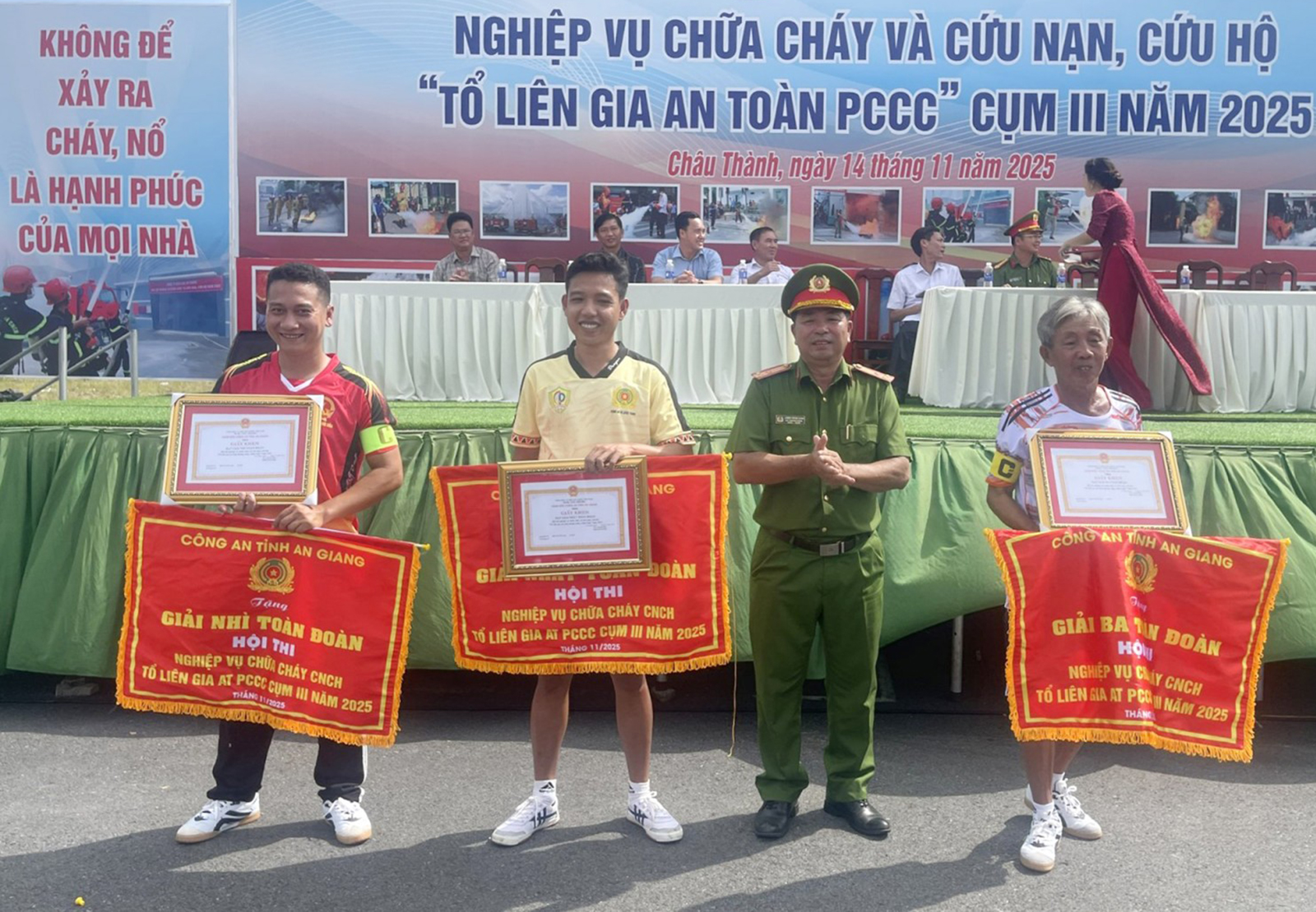 15 đội tranh tài tại Hội thi Nghiệp vụ chữa cháy và cứu nạn cứu hộ “Tổ Liên gia an toàn phòng cháy chữa cháy” cụm III