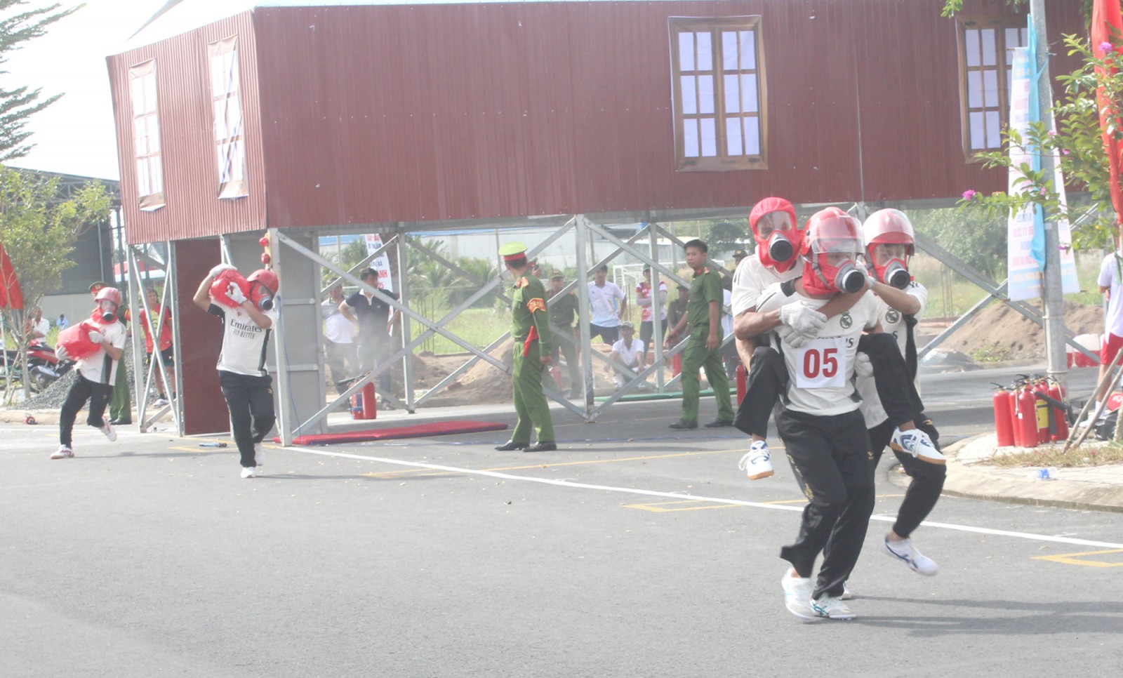 15 đội tranh tài tại Hội thi Nghiệp vụ chữa cháy và cứu nạn cứu hộ “Tổ Liên gia an toàn phòng cháy chữa cháy” cụm III