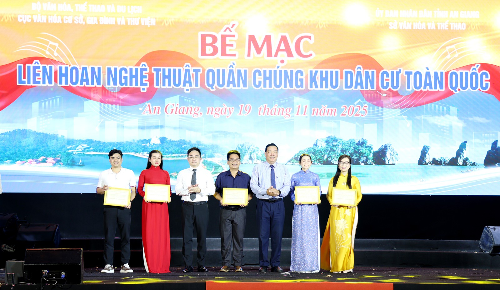 Bế mạc Liên hoan Nghệ thuật quần chúng khu dân cư toàn quốc năm 2025