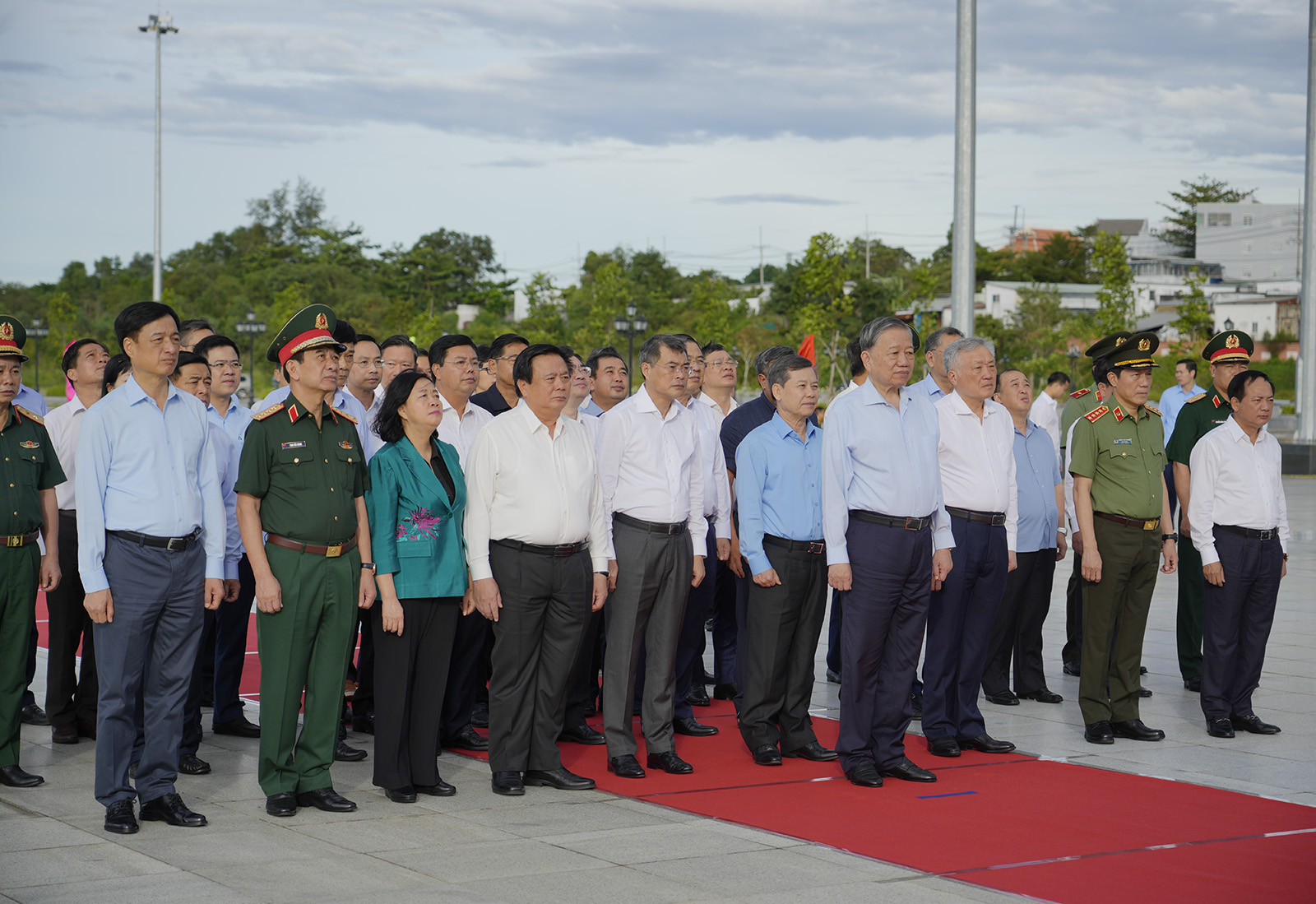 Tổng Bí thư Tô Lâm dâng hoa, dâng hương Tượng đài Bác Hồ tại Phú Quốc