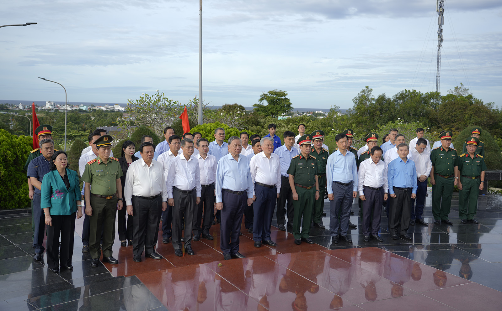 Tổng Bí thư Tô Lâm dâng hoa, dâng hương Tượng đài Bác Hồ tại Phú Quốc