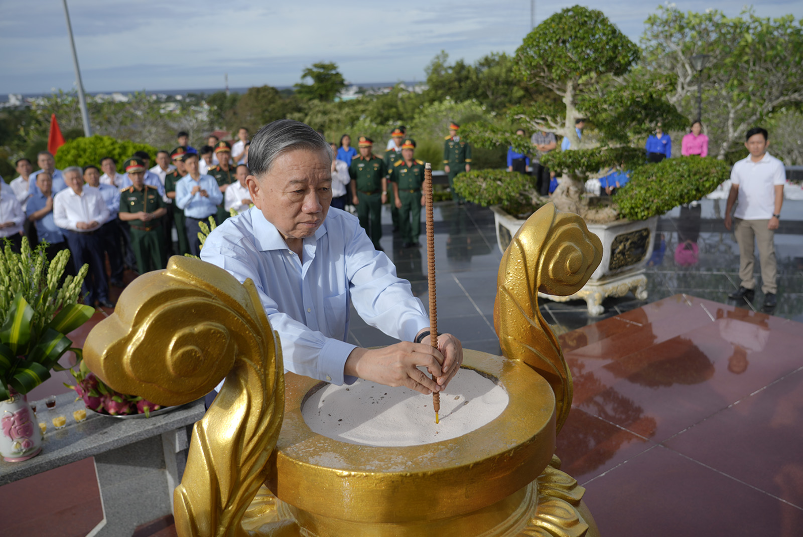 Tổng Bí thư Tô Lâm dâng hoa, dâng hương Tượng đài Bác Hồ tại Phú Quốc