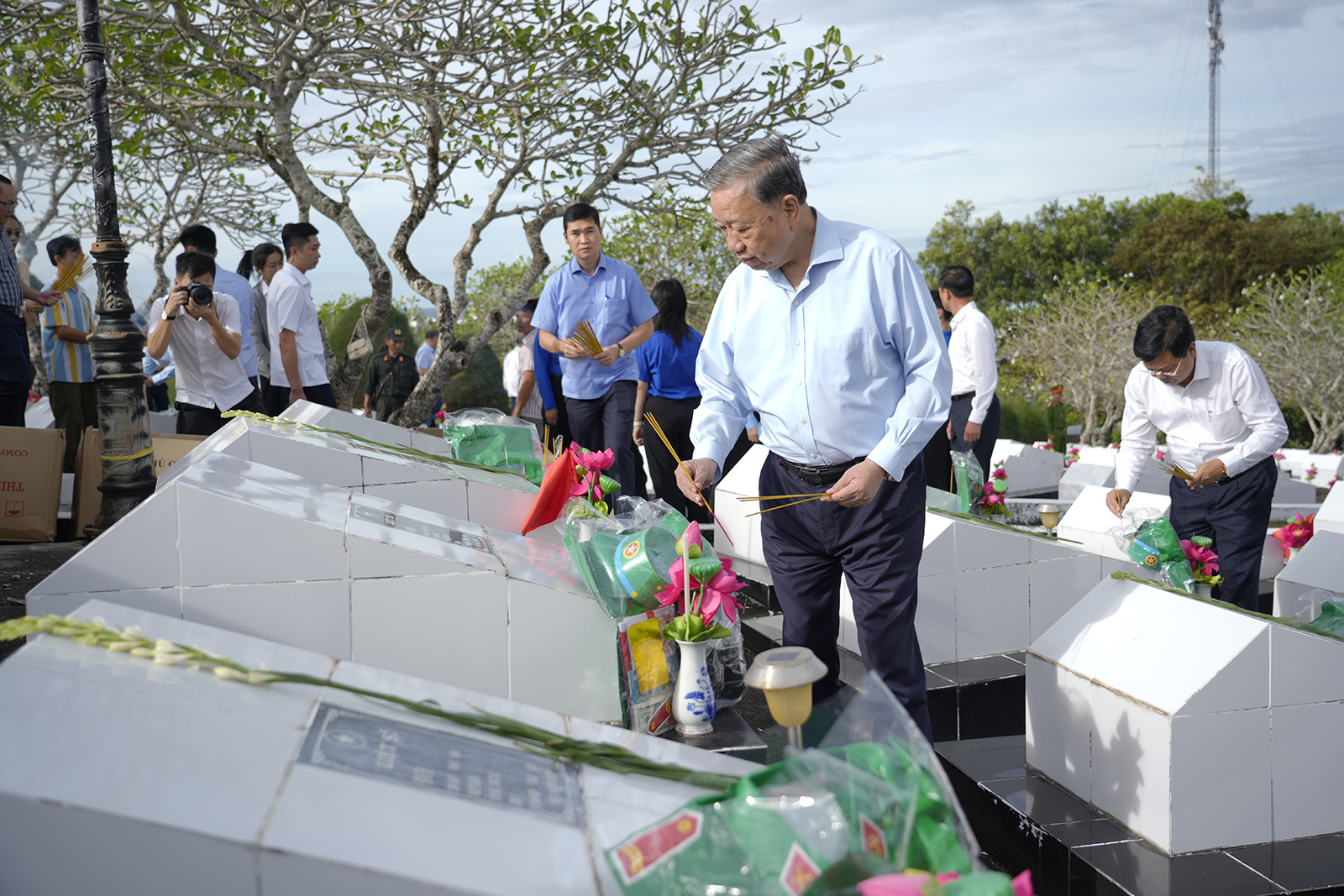 Tổng Bí thư Tô Lâm dâng hoa, dâng hương Tượng đài Bác Hồ tại Phú Quốc