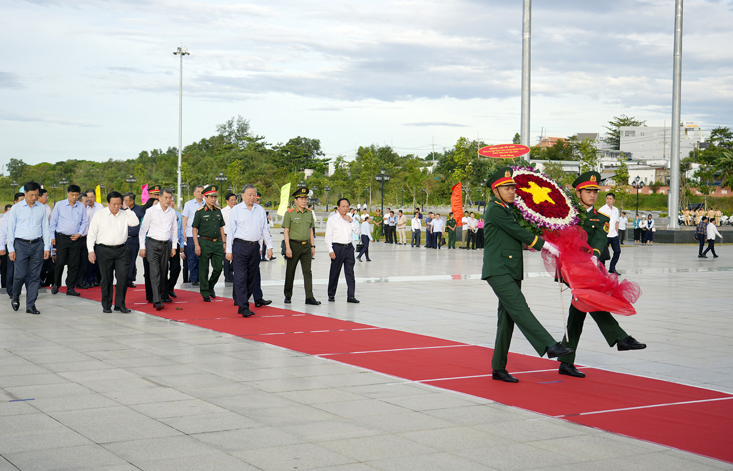 Tổng Bí thư Tô Lâm dâng hoa, dâng hương Tượng đài Bác Hồ tại Phú Quốc