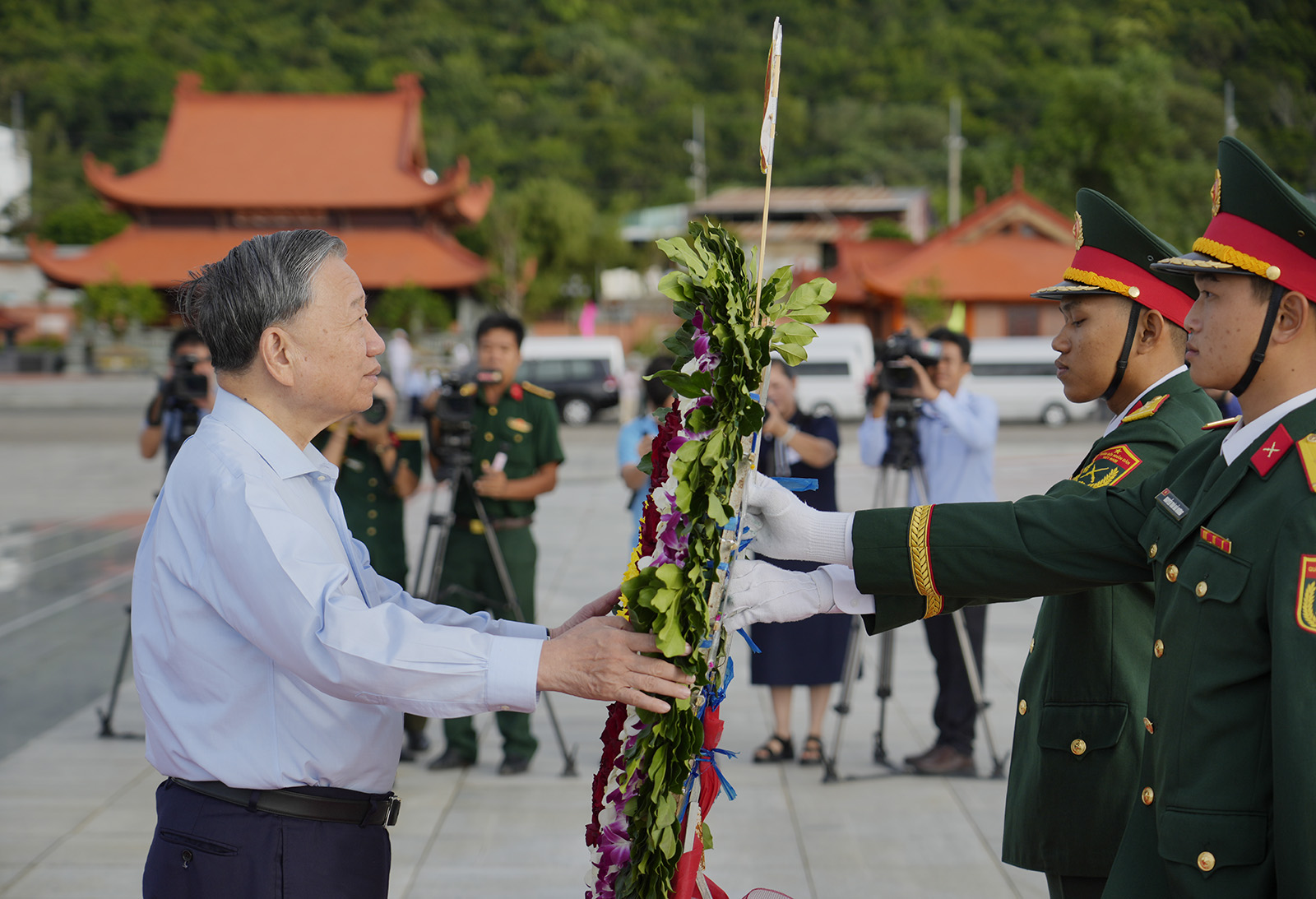 Tổng Bí thư Tô Lâm dâng hoa, dâng hương Tượng đài Bác Hồ tại Phú Quốc