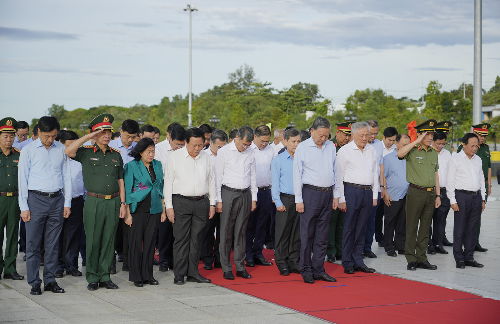 Tổng Bí thư Tô Lâm dâng hoa, dâng hương Tượng đài Bác Hồ tại Phú Quốc