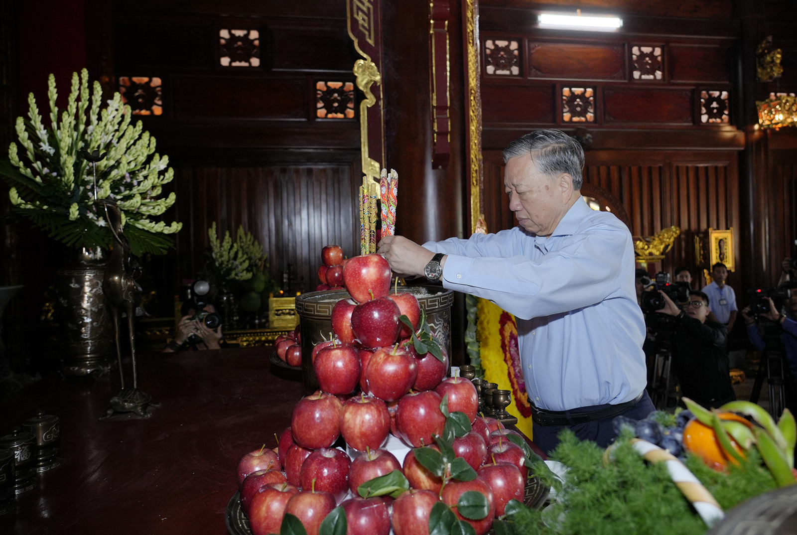 Tổng Bí thư Tô Lâm dâng hoa, dâng hương Tượng đài Bác Hồ tại Phú Quốc