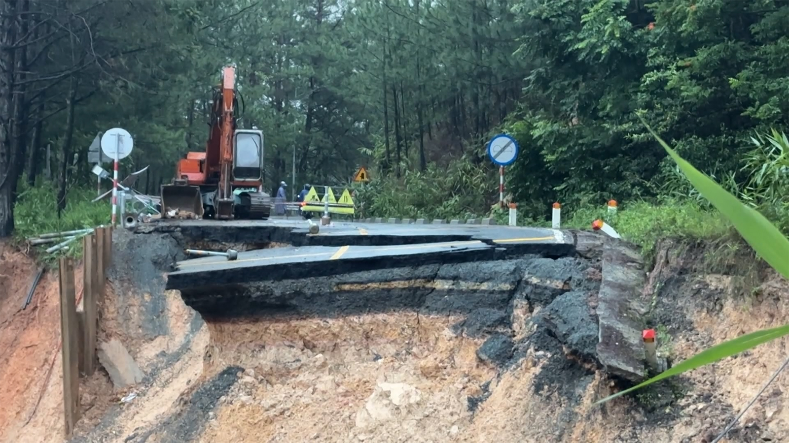 Đường đèo Mimosa sụt xuống vực sâu