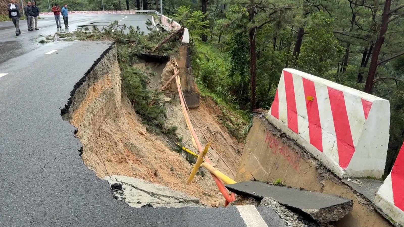 Đường đèo Mimosa sụt xuống vực sâu