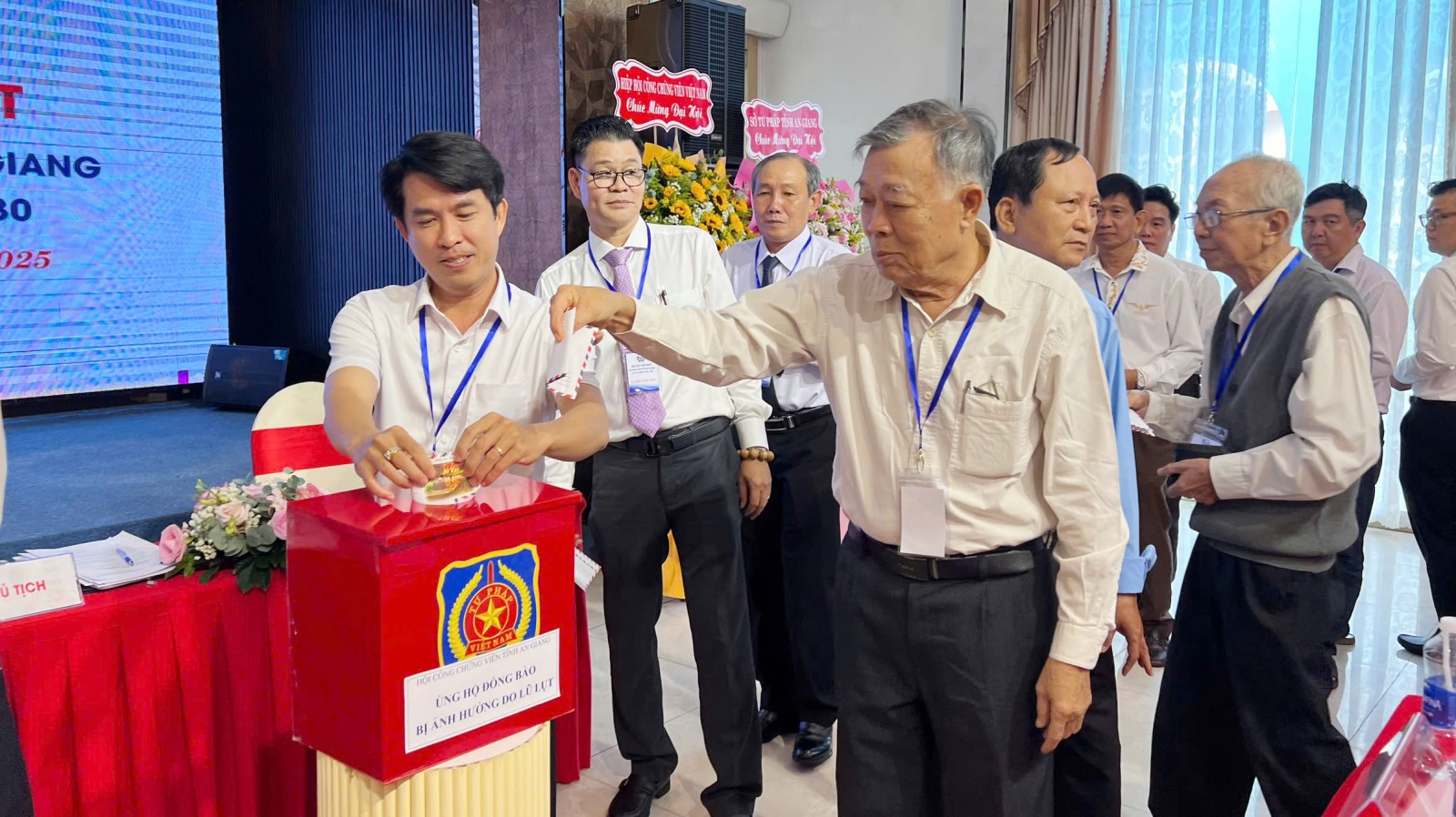 Đại biểu quyên góp ủng hộ đồng bào bị ảnh hưởng lũ lụt